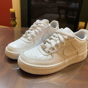 Nike Air Force 1 low- White (Big kid shoe sizing)